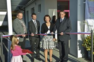 (z leve) ravnatelj OŠ Hruševec Robert Gajšek, predstavnik ministrstva za gospodarski razvoj in tehnologijo Marko Drofenik, ravnateljica Betka Jelen in župan Občine Šentjur mag. Marko Diaci